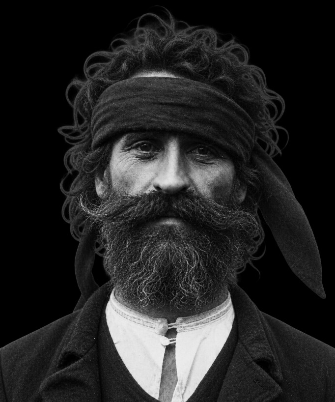 Portret para prerjes: mjekër dhe flokë të rritur, dhe pas prerjes: mustaqe e pastër.